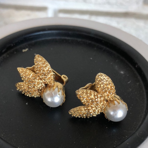 Vtg pearl clip earrings